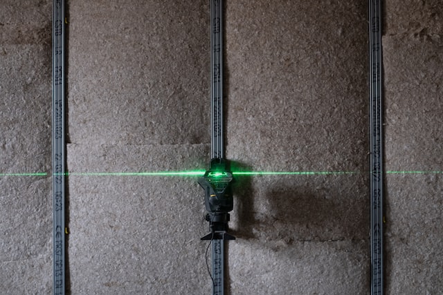 Laser an wand befestigt
